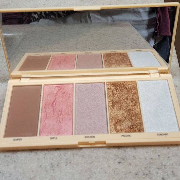 I ❤️ REVOLUTION PRALINE HIGHLIGHTER PALETTE - Picture 7 of 11